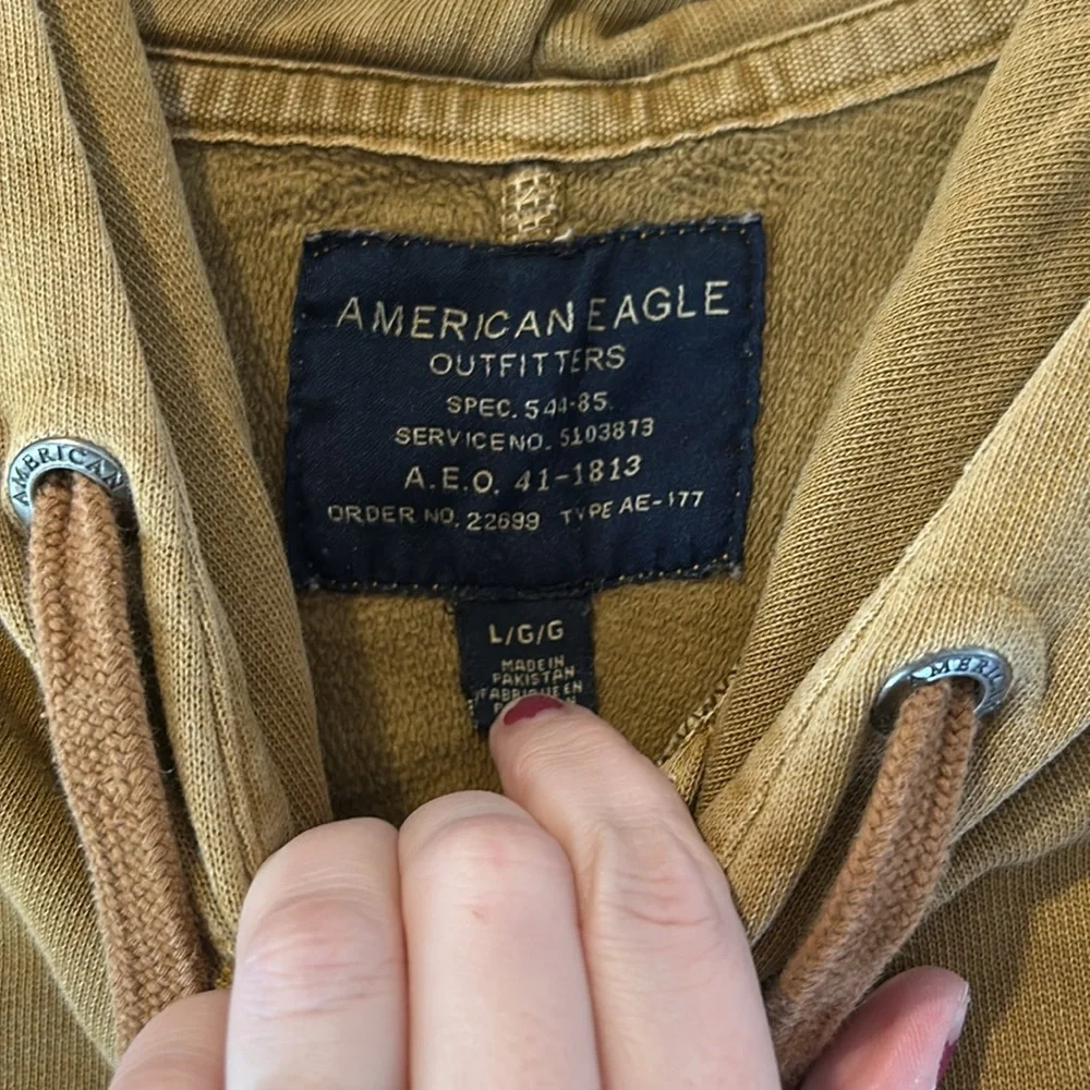 American Eagle Men’s mountain peak tan vintage style sweatshirt